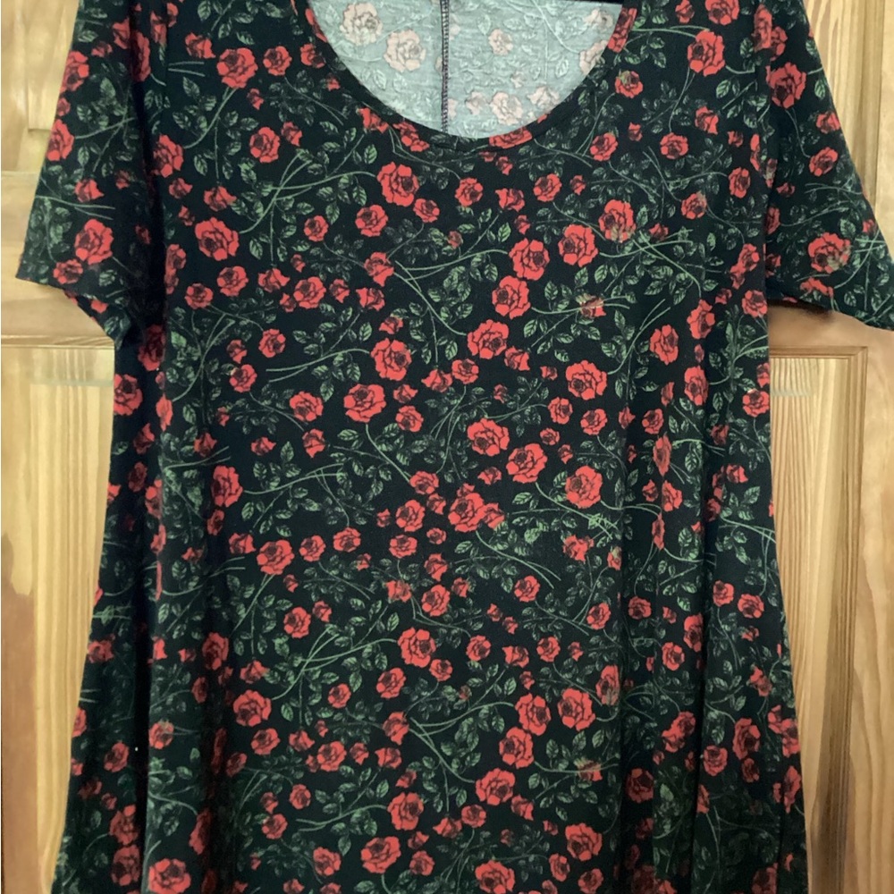LuLaRoe Perfect Tee..Everything’s Coming Up Roses!